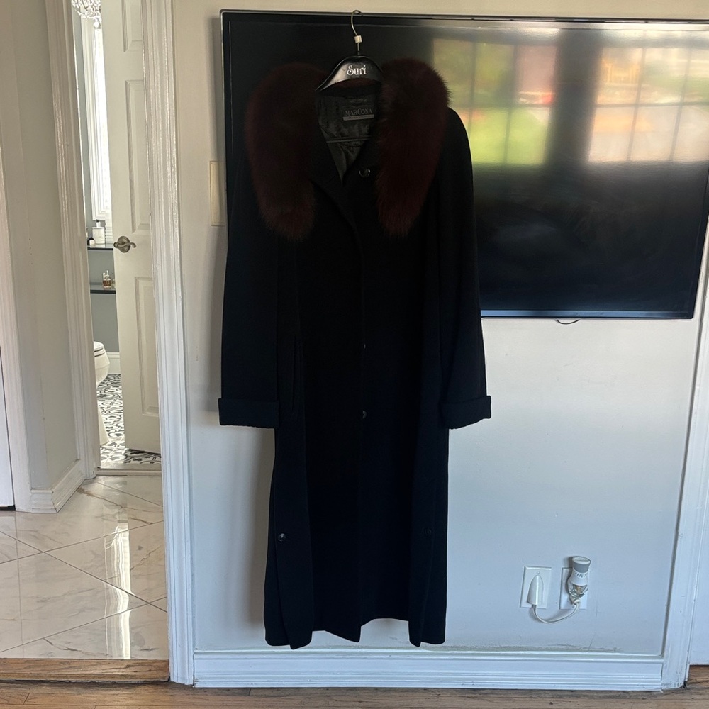 Elegant Black Trench Coat with Fur Collar